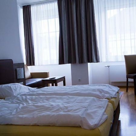 Hotel Vinothek Schwarzer Adler 오텐스하임 외부 사진
