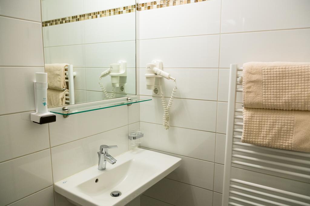 Hotel Vinothek Schwarzer Adler 오텐스하임 객실 사진