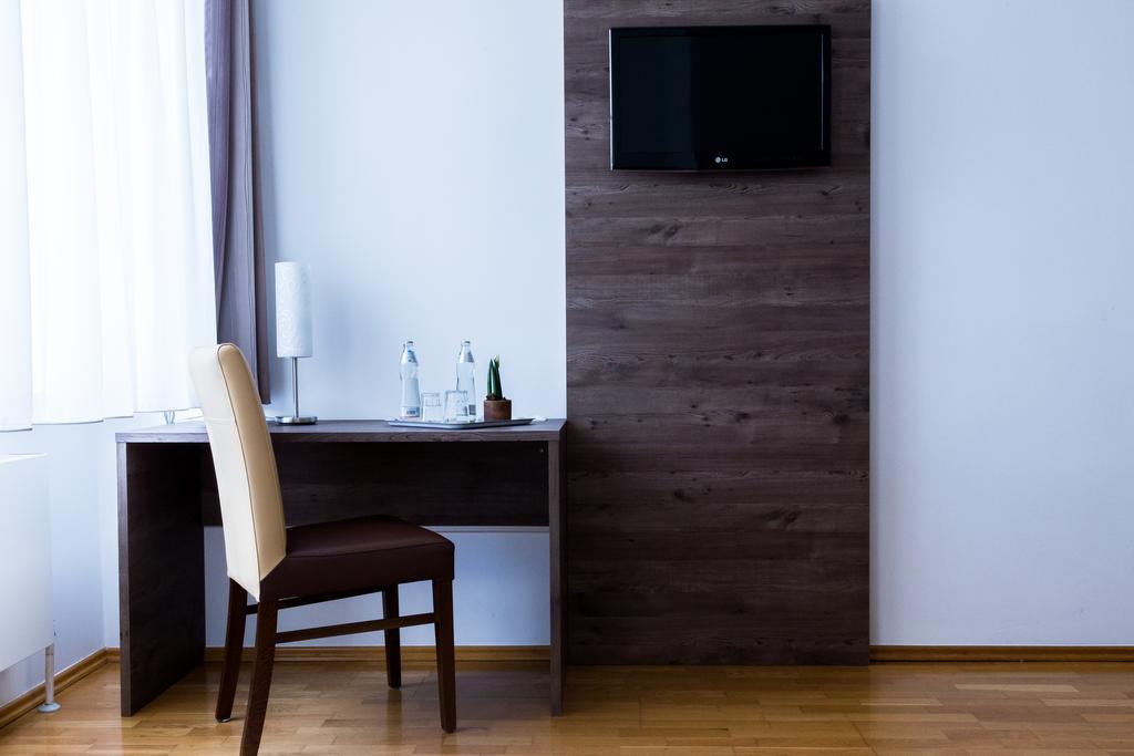 Hotel Vinothek Schwarzer Adler 오텐스하임 객실 사진