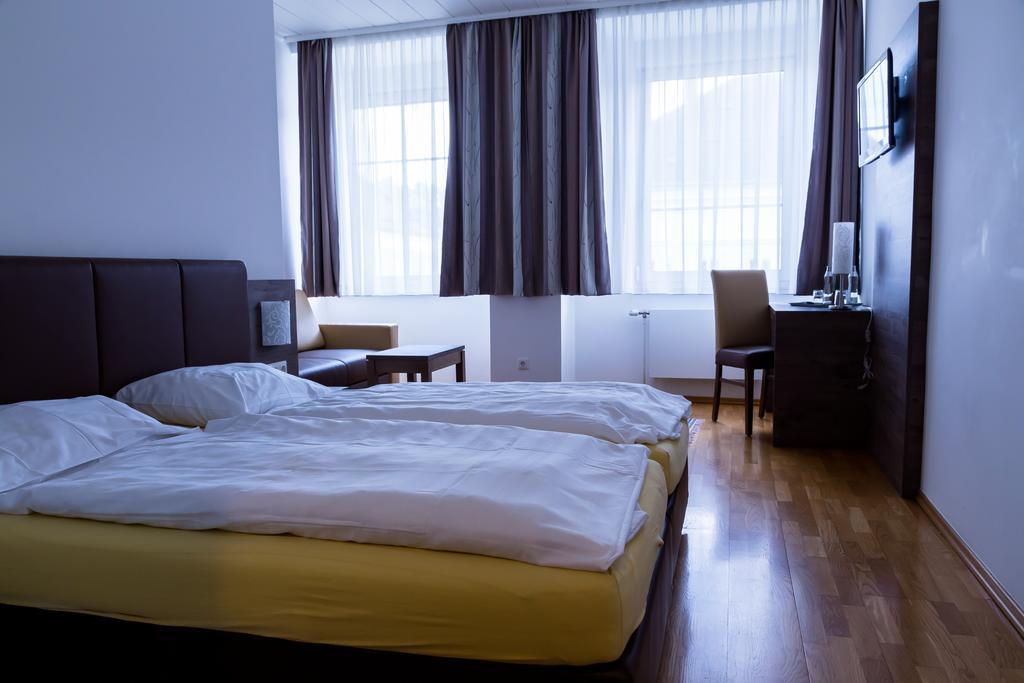 Hotel Vinothek Schwarzer Adler 오텐스하임 객실 사진