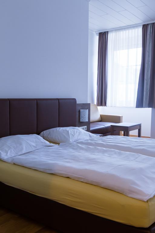 Hotel Vinothek Schwarzer Adler 오텐스하임 객실 사진