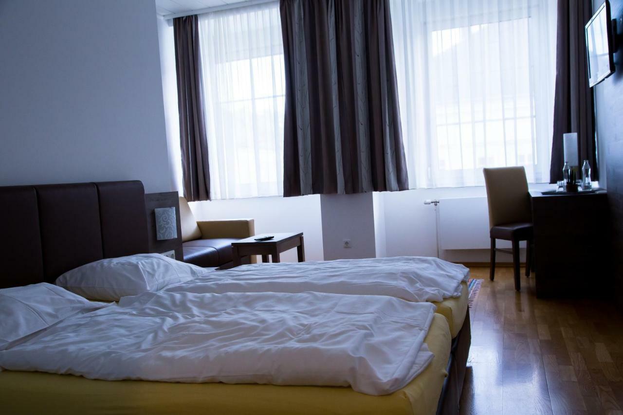 Hotel Vinothek Schwarzer Adler 오텐스하임 외부 사진